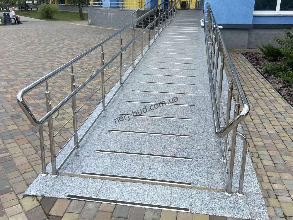 Огородження пандусів з нержавіючої сталі Огородження пандусів з нержавіючої сталі фото