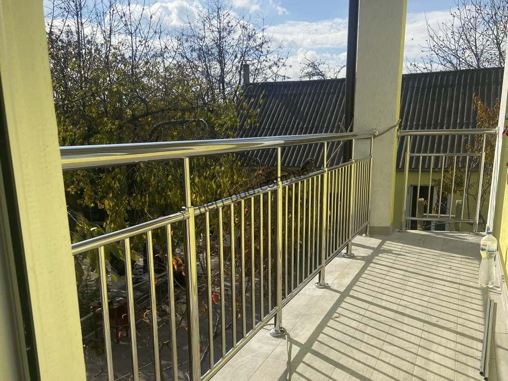 Перила на балкон з нержавіючої сталі фото