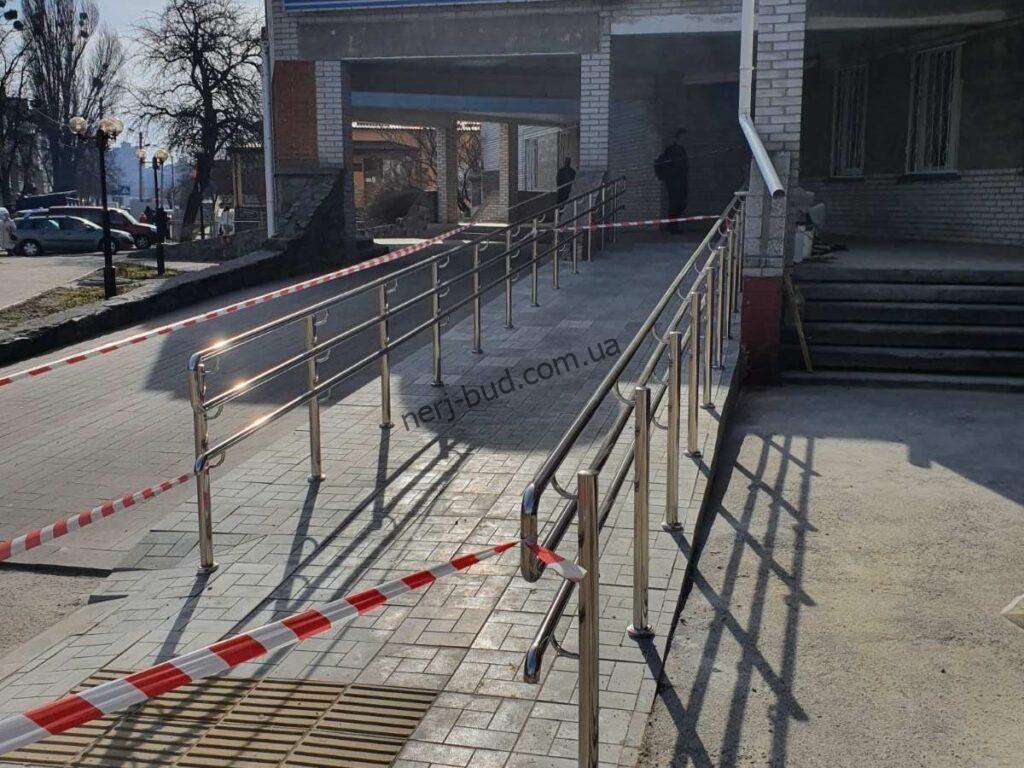 Огородження пандусів з нержавіючої сталі фото